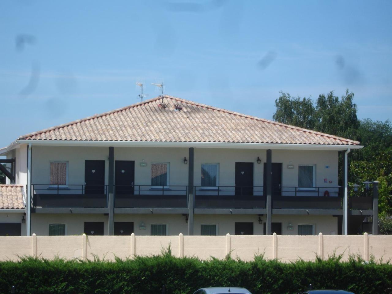 Hotel Restaurant Les Bruyeres Saint-Medard-en-Jalles Exterior photo