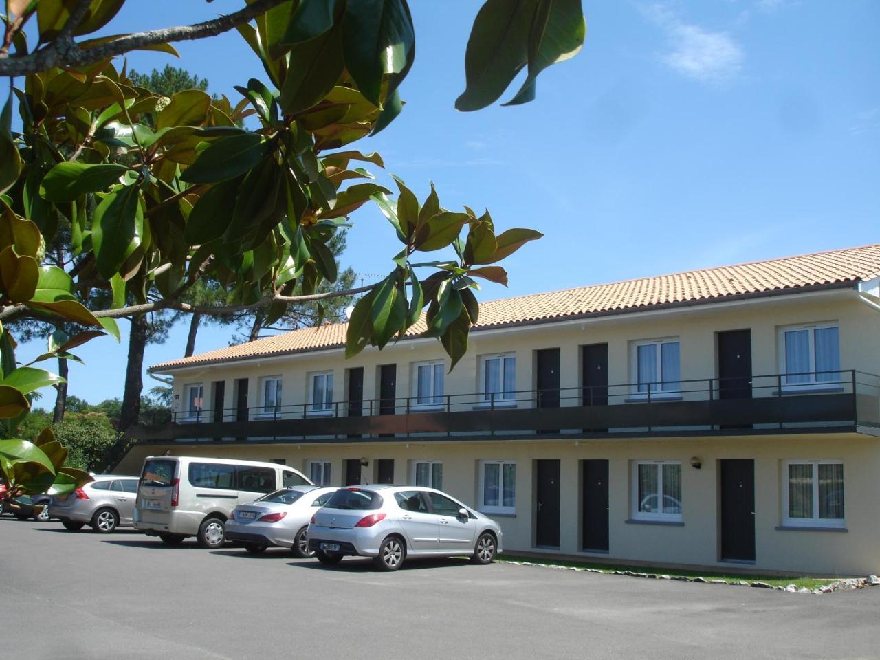 Hotel Restaurant Les Bruyeres Saint-Medard-en-Jalles Exterior photo